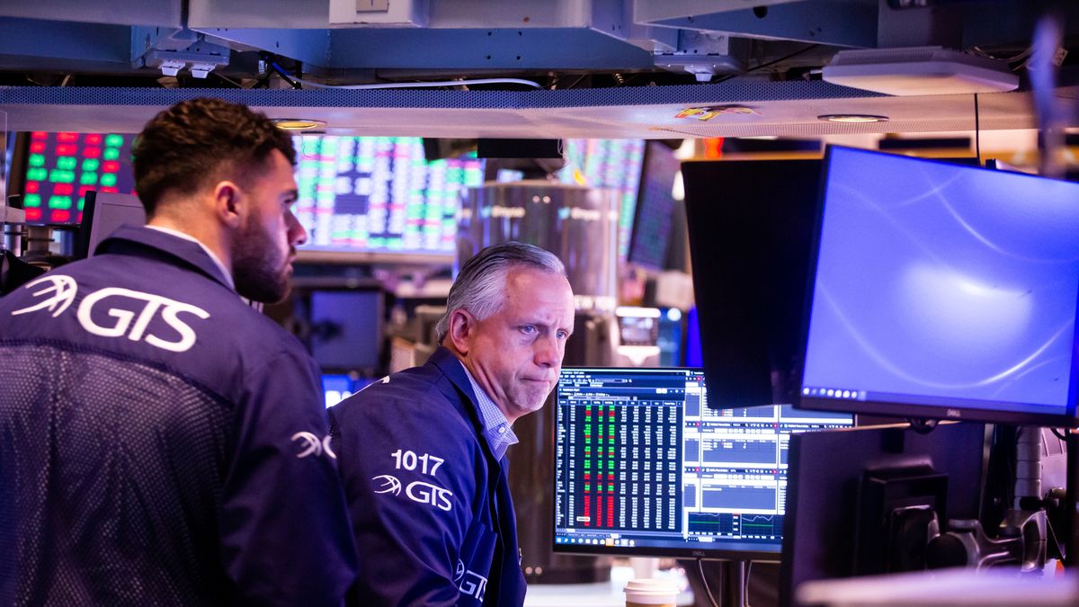 Traders work on the floor of the New York Stock Exchange (NYSE) in New York, U.S., on Monday, June 27, 2022. Money managers betting on a sustained global rebound will be left sorely disappointed in the second half of this crushing year as a protracted bear market looms, even if inflation cools. Photographer: Michael Nagle/Bloomberg via Getty Images
