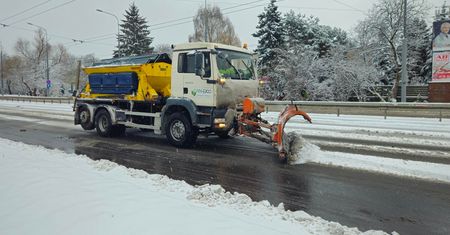 Pierwszy atak zimy w Lublinie. Drogowcy w weekend zużyli niemal pół tysiąca ton soli