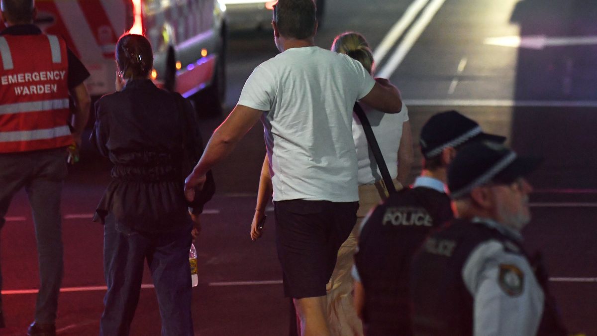 Police escort members of the public after police responded to reports of multiple stabbings inside the Westfield Bondi Junction shopping centre in Sydney, Australia, 13 April 2024. New South Wales Police confirmed that at least six people died following a knife attack carried out by a man who was later shot dead by police. Several others were hospitalized with some in critical conditions. EPA/STEVEN SAPHORE AUSTRALIA AND NEW ZEALAND OUT Dostawca: PAP/EPA.