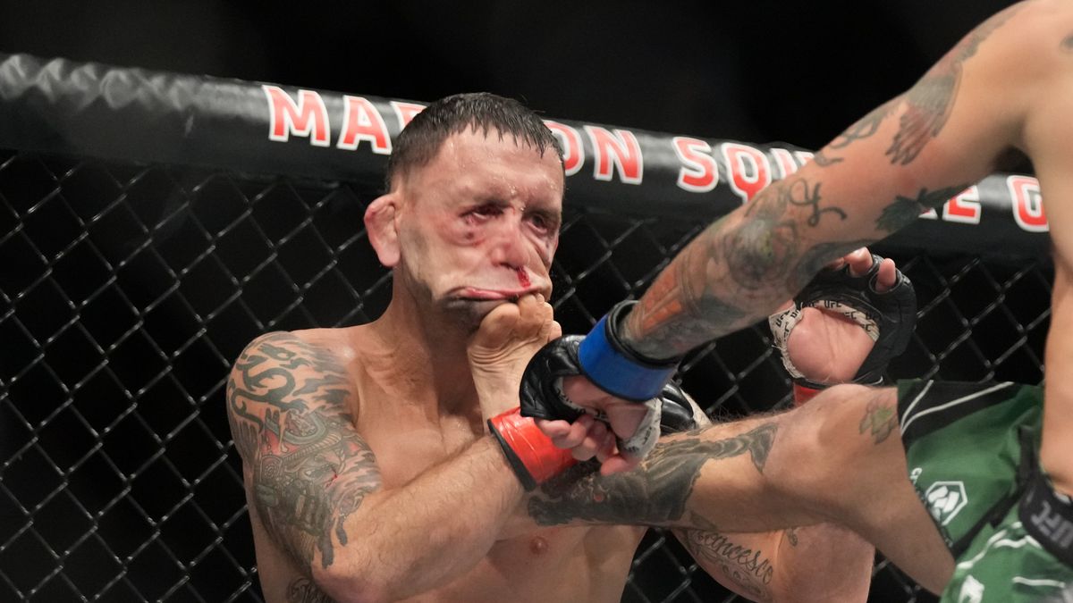 Frankie Edgar po uderzeniu od Marlona Very