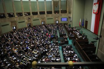KO na czele i takie samo poparcie dwóch partii. Wyniki nowego sondażu