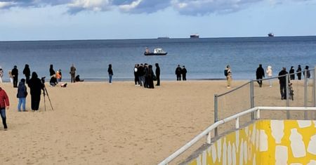 Zwłoki na plaży. Zwrócił uwagę na kolor kurtki zmarłego