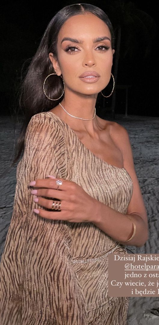 Klaudia El Dursi w sukienki pokrytej animalistycznym wzorem