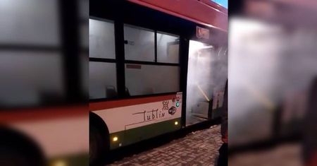 Lublin. Dym, ogień i ewakuacja. Pożar w miejskim trolejbusie (wideo)