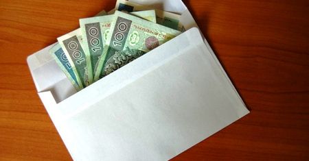 Znalazł w sklepie sporą ilość gotówki. Policja szuka właściciela