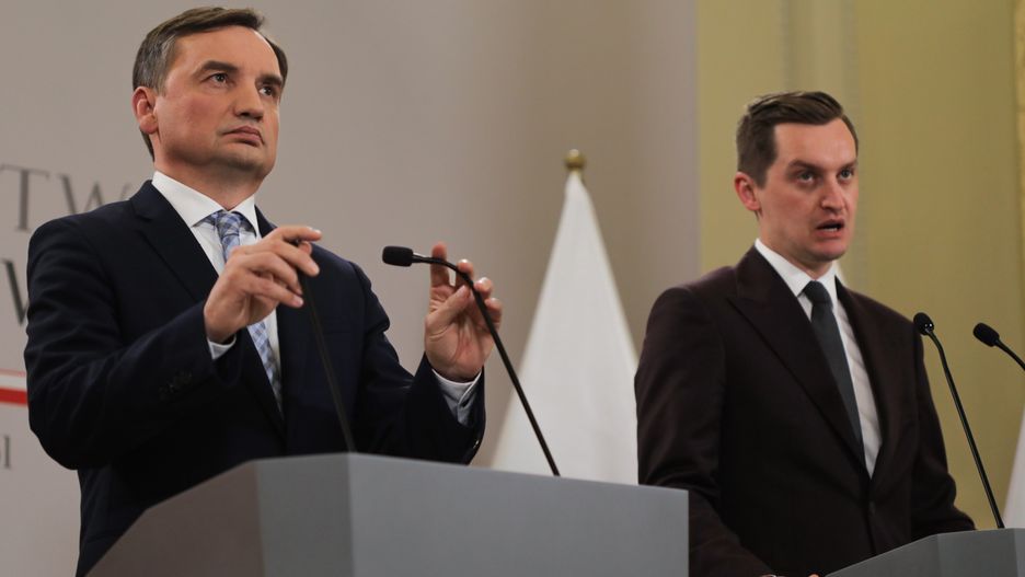 "Ideologiczne pole z użyciem szantażu". Fala komentarzy po dokumencie KE