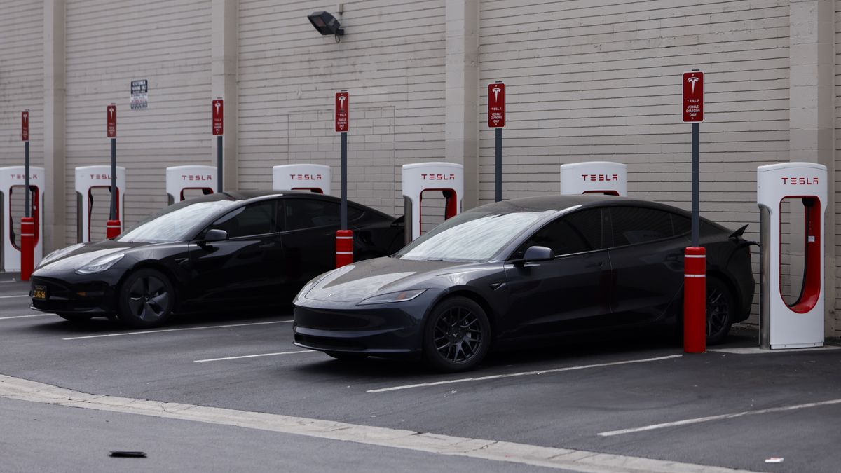 Tesla cars sit at a charging station in Burbank, California, USA, 28 August 2025. According to the European Automobile Manufacturers Association (ACEA), new European car registrations of Tesla vehicles totaled 8,837 in July, which is down 40 percent from the previous year. Meanwhile, BYD, a Chinese electric and plug-in hybrid carmaker that rivals Tesla in Europe, saw a 206.4 percent increase in July against 2024 figures. EPA/CAROLINE BREHMAN Dostawca: PAP/EPA.