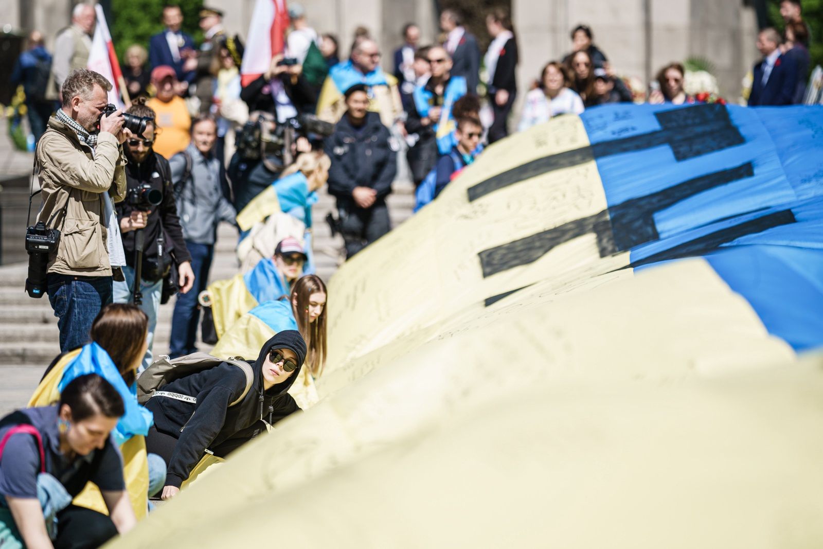 Policjanci zwijają ukraińską flagę