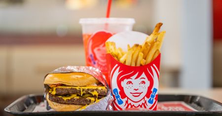Konkurencja McDonald's wchodzi do Polski. Ruszyły poszukiwania