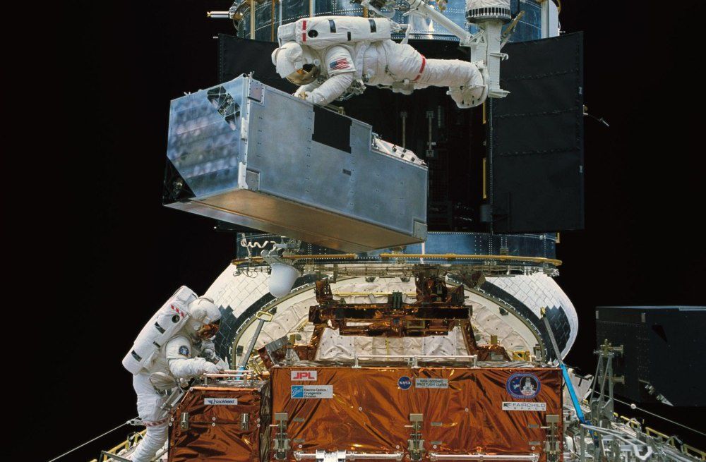 Naprawa Hubble - instalacja korektora optyki w 1993 roku