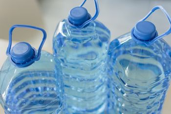 Jak długo możesz przechowywać wodę w plastikowej butelce? Mało kto odpowiada dobrze