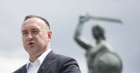 Podatek od najbogatszych. Kobosko: Powinni płacić więcej