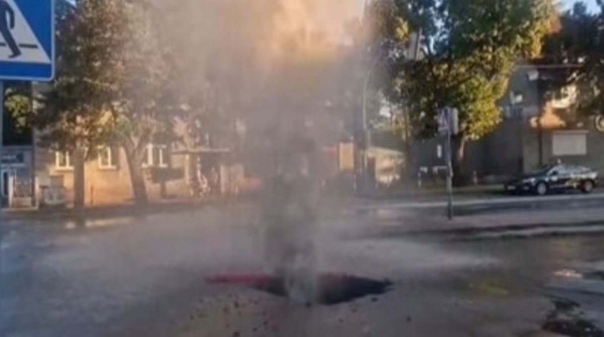 Szczecin: Kierowca uszkodził hydrant. Na ulicy pojawił się duży gejzer