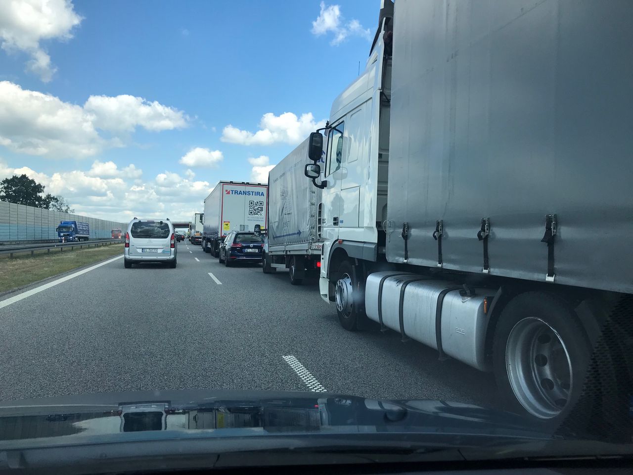 Korek na autostradzie A2. Winny pożar przyczepy pomiędzy węzłami