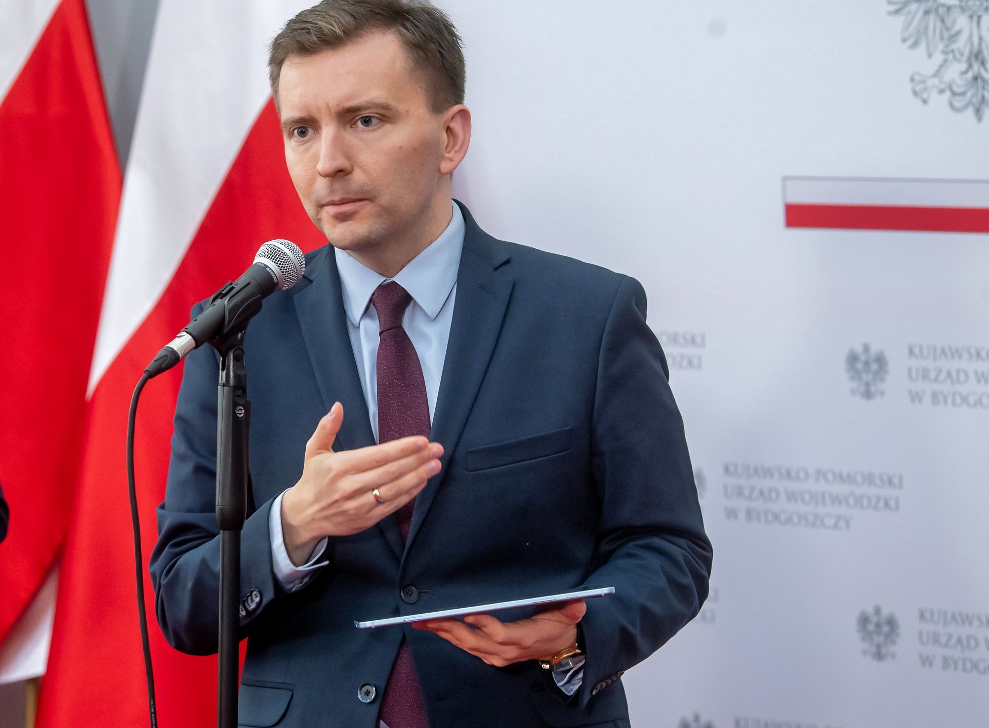 Bydgoszcz, 15.10.2021. Minister - członek Rady Ministrów Łukasz Schreiber (P) i wojewoda kujawsko-pomorski Mikołaj Bogdanowicz (L) podczas konferencji prasowej w Kujawsko-Pomorskim Urzędzie Wojewódzkim w Bydgoszczy, 15 bm. Konferencja dot. m.in. dodatkowych środków dla samorządów w 2021 roku. (aldg) PAP/Tytus Żmijewski