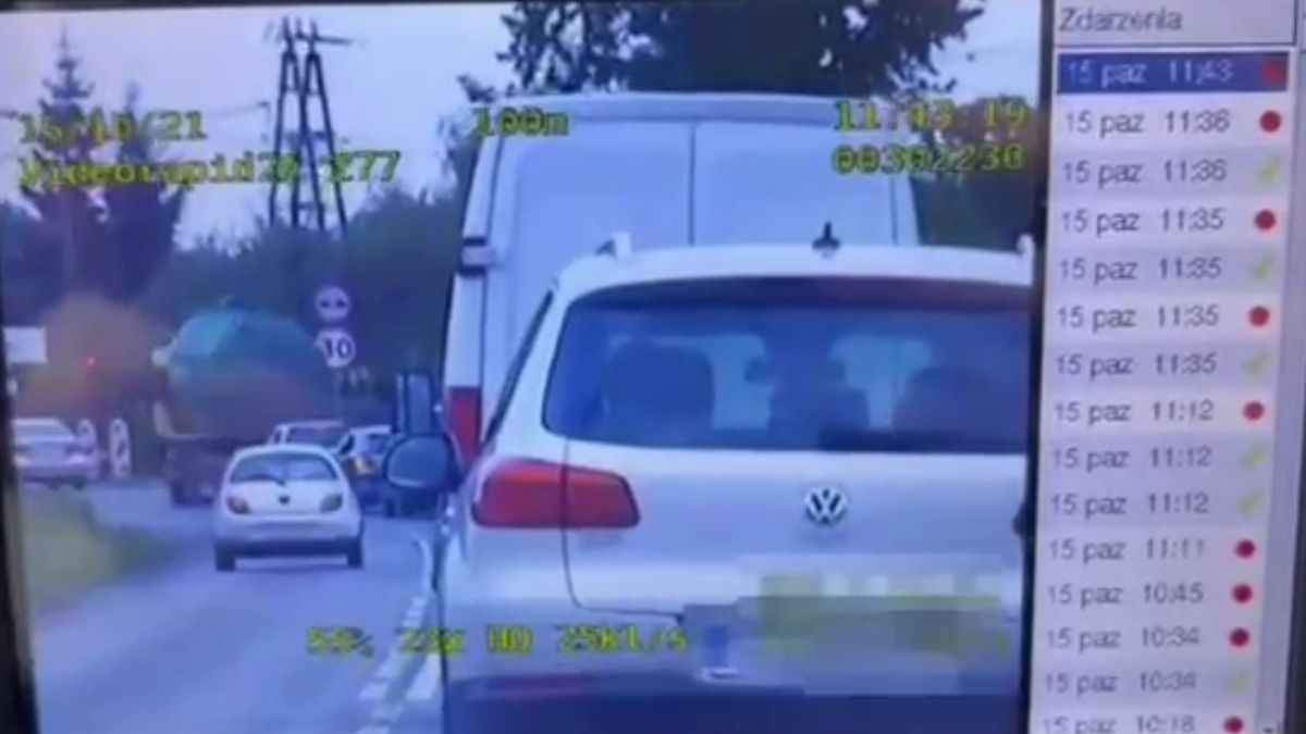 36-latka ominęła stojące w korku samochody. Została ukarana mandatem. 