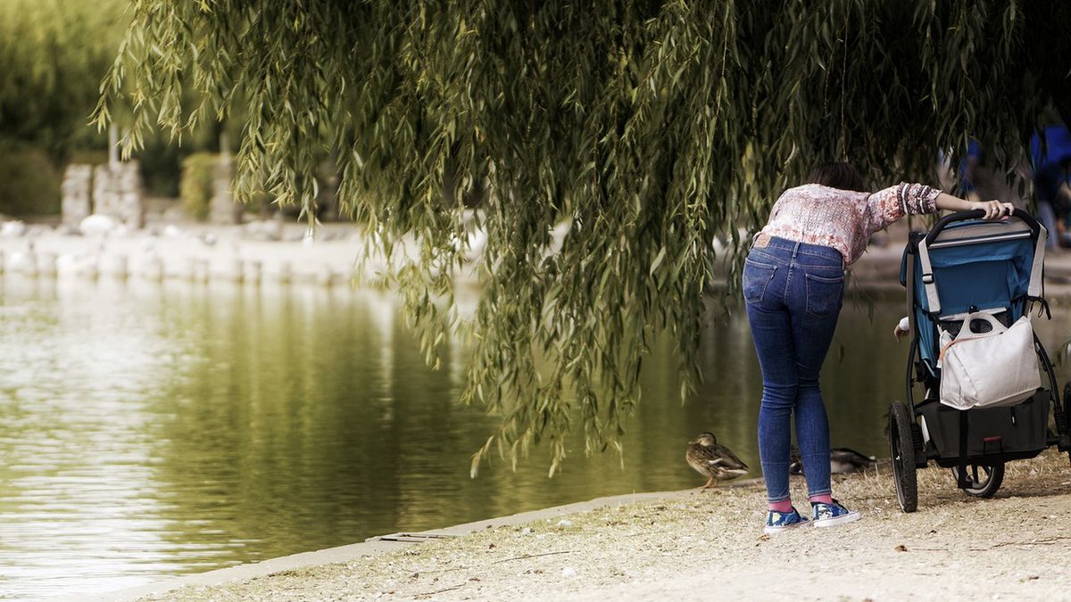 Matka była kompletnie pijana, więc ukryła niemowlę w zaroślach