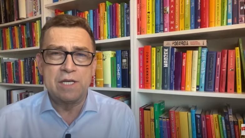 Maciej Orłoś zaaranżował tęczową biblioteczkę na potrzeby swojego internetowego show