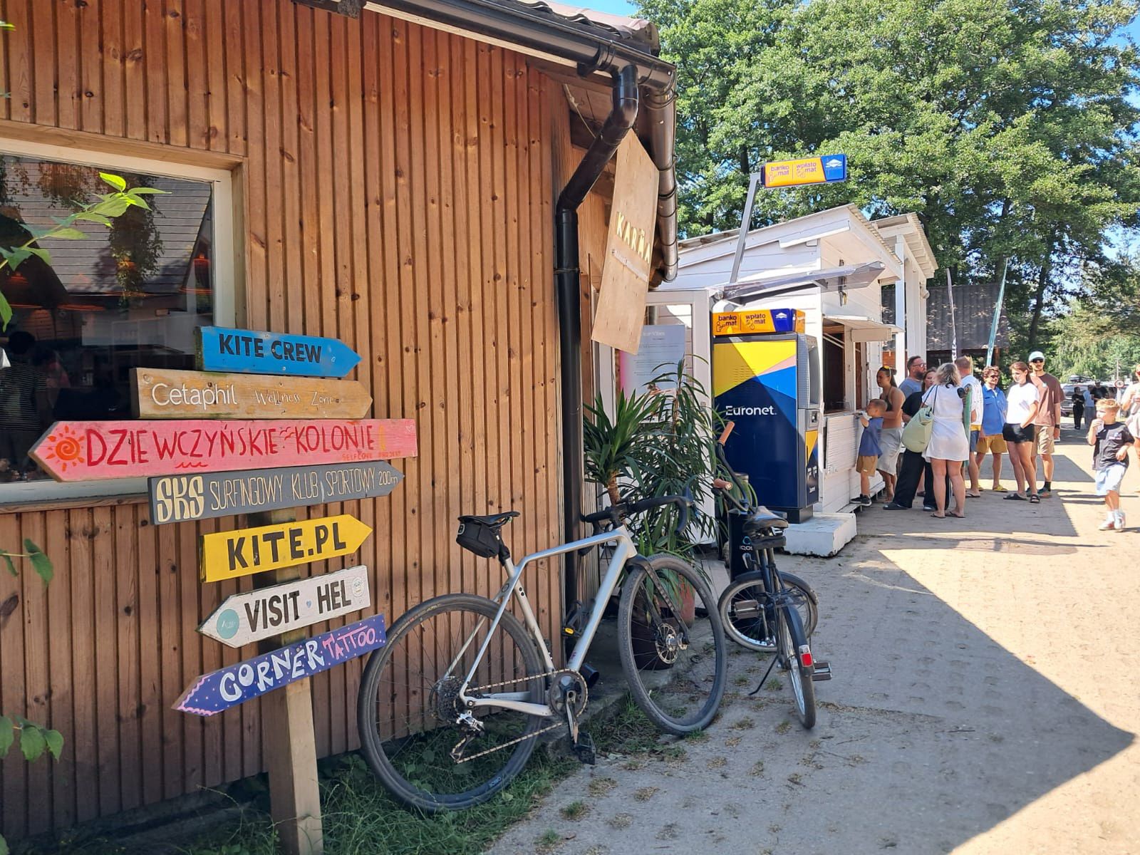 Na kampingu nr 6 przyczepy ciasno ustawione, ale ludzi nie widać