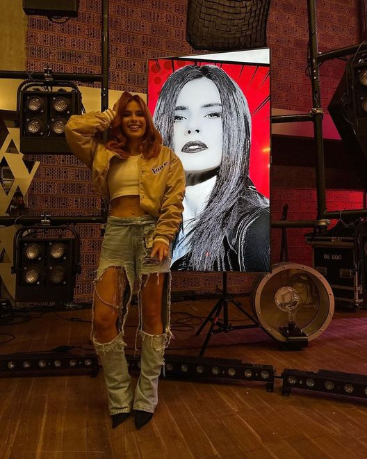 Natasza Urbańska w porwanych jeansach