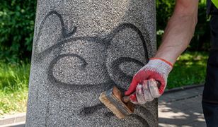 Warszawa. Walka z wandalizmem. Czyszczą pomazane kosze i wiaty