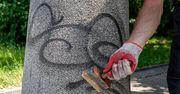 Warszawa. Walka z wandalizmem. Czyszczą pomazane kosze i wiaty