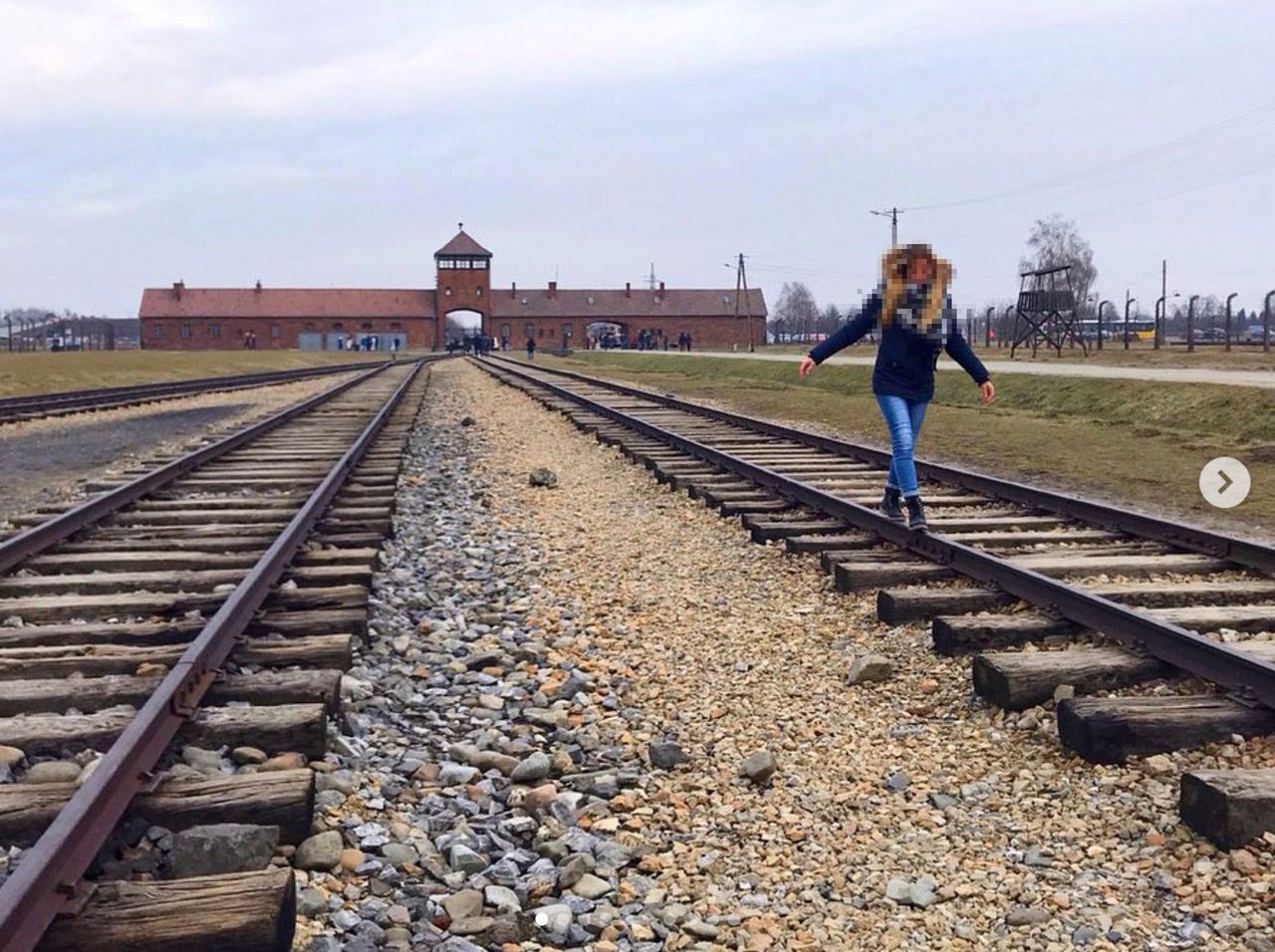 Zdjęcia na torach do Auschwitz. Muzeum stawia zwiedzających przed sądem internetu