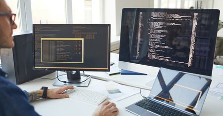 Zarobki informatyków. Ile zarabia administrator systemu i tester