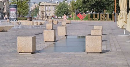 Na oknie czasu już nikt nogi nie postawi. Oglądanie zawartości tylko zza ogrodzenia