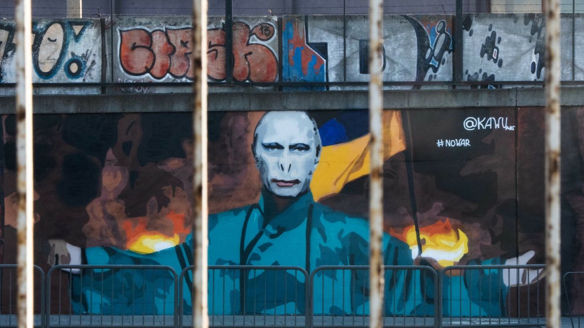 Mural Voldemorta z twarzą PutinaFot. Lukasz Gdak/East News, Poznan 01.03.2022. Rosyjska inwazja na Ukraine. W polskich miastach pojawiaja sie wyrazy solidarnosci z Ukraina. Na poznanskiej Wildzie powstal nowy mural Voldemorta z twarza Putina.Lukasz Gdak