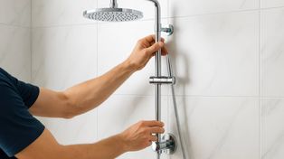 Ile bierze hydraulik za montaż kabiny prysznicowej? Oto aktualne stawki fachowców