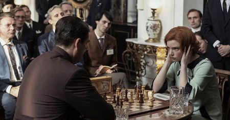 Ten serial o szachach z Dorocińskim. Czy warto obejrzeć "Gambit królowej"?