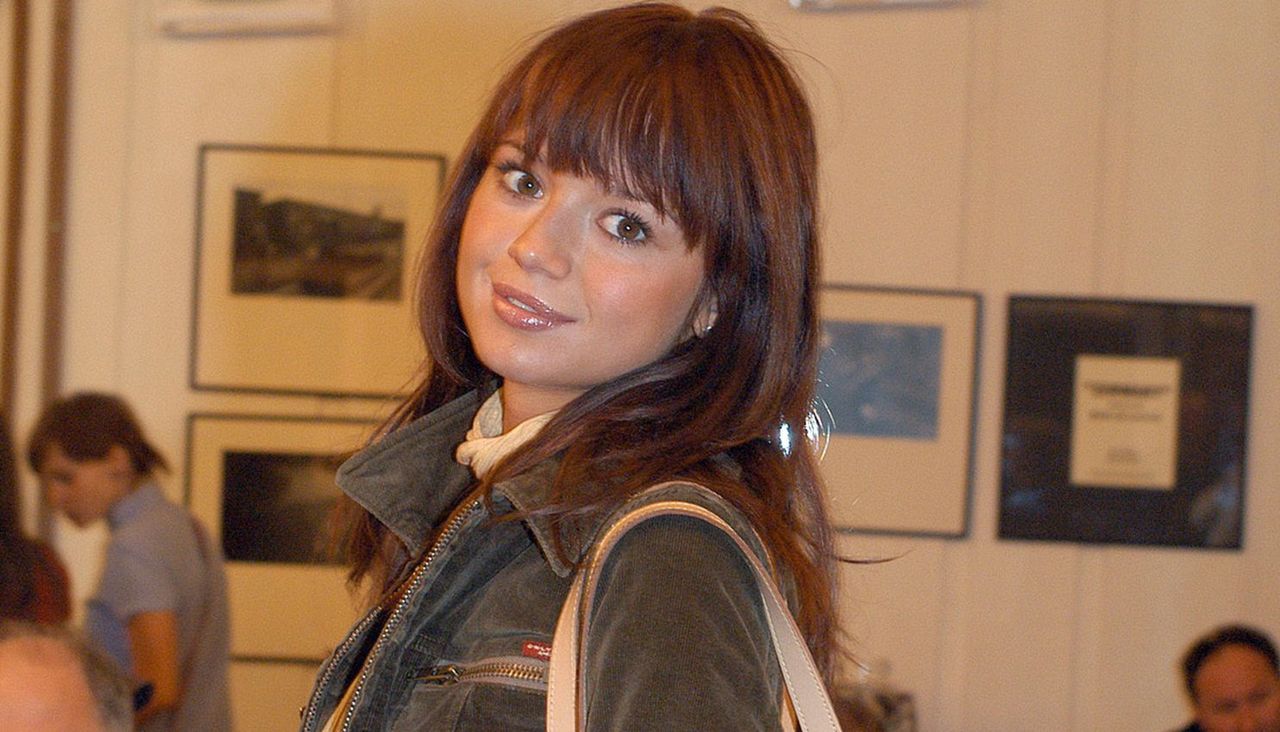 Mama Anny Przybylskiej odwiedza z wnukami grób córki. "Stoją, trzymają się za ręce"