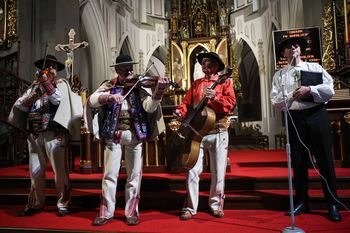 Kraków: Górale i Piotr Cyrwus zaczarowali Podgórze tatrzańskimi nutami