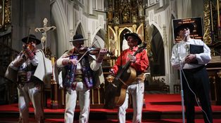 Kraków: Górale i Piotr Cyrwus zaczarowali Podgórze tatrzańskimi nutami