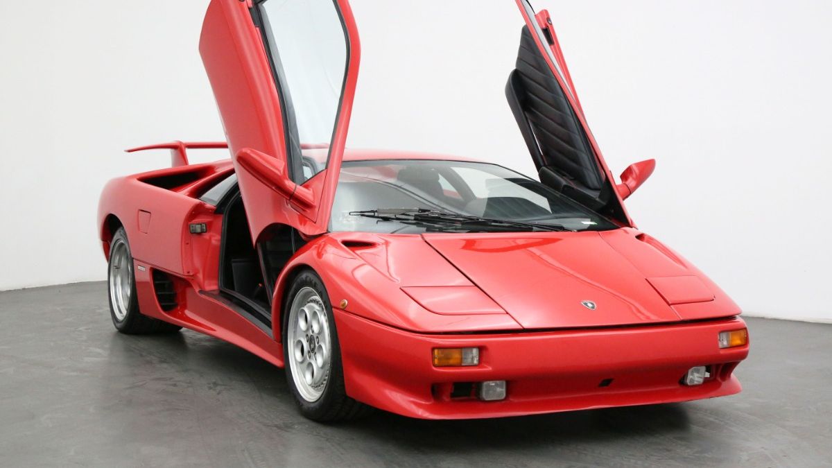 Lamborghini, którym jeździł Bond to ciekawa opcja dla kolekcjonerów.