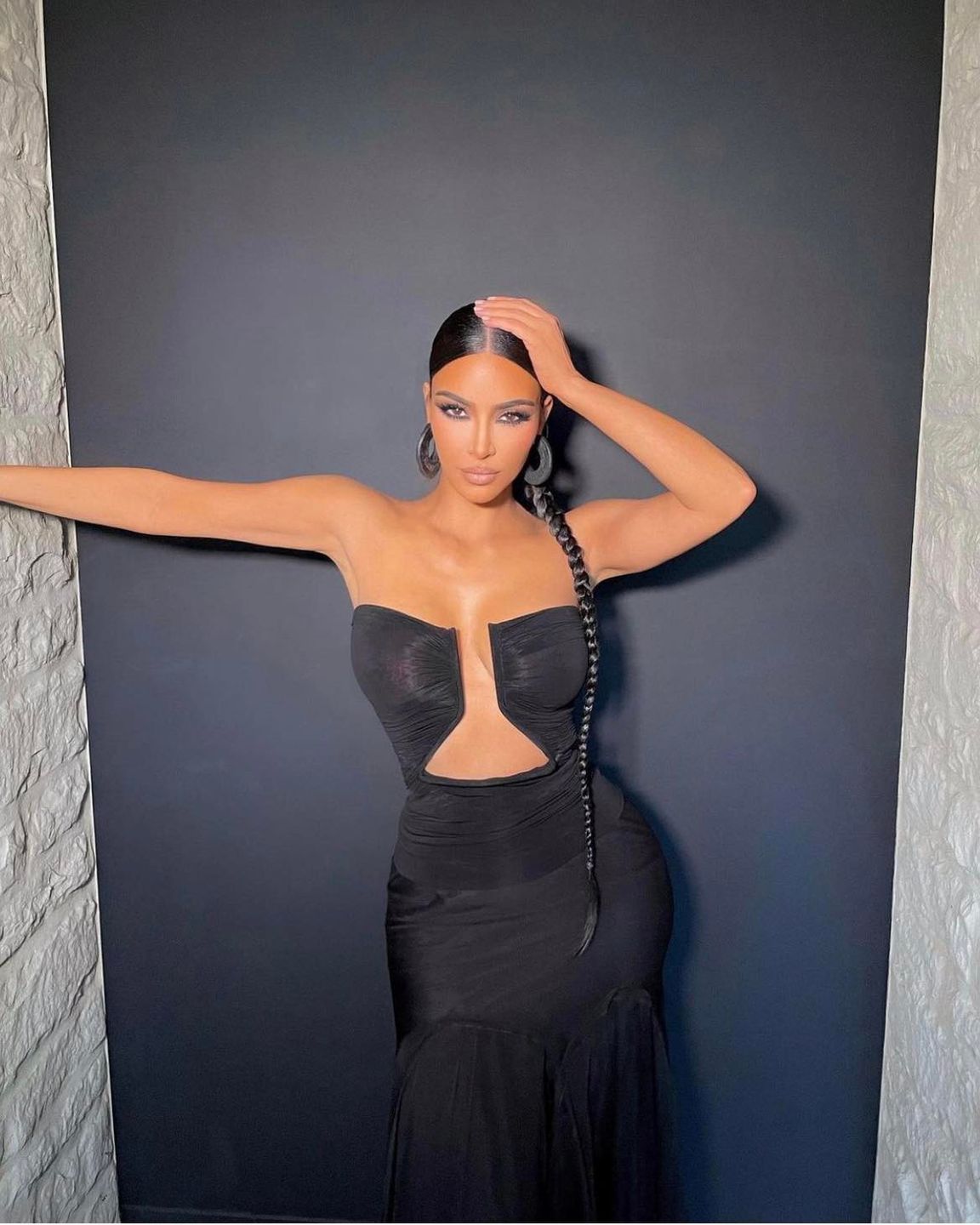 Internauci krytykują sukienkę Kim Kardashian ze ślubu Paris Hilton