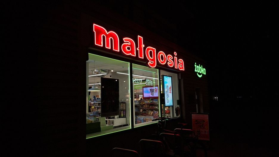 Na Żoliborzu pojawił się nowy neon. Co przedstawia