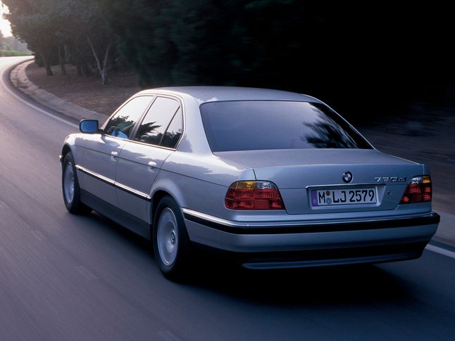 W 1998 roku BMW przeprowadziło lifting Serii 7 E38. Jak zawsze nieco zmodyfikowano reflektory, grill i uzupełniono wyposażenie auta. Na pokład trafiły między innymi takie rozwiązania jak DSC III, które stało się teraz standardem, czy HPS (Head Protection System), czyli zestaw poduszek powietrznych.