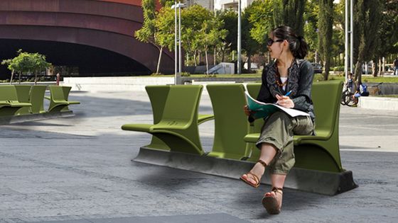 Ławka w parku też może być gadżetem 1