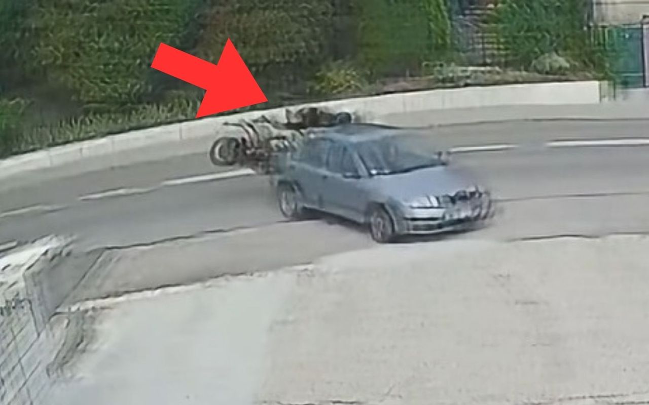 Motocyklistka wjechała w samochód. Nagranie z Bełsznicy