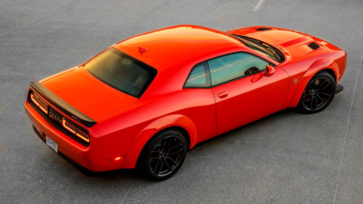 Dodge Challenger SRT Hellcat Widebody z 2018 roku. "Michu" kupił trochę droższy model, który można poznać po innych wlotach powietrza na masce.