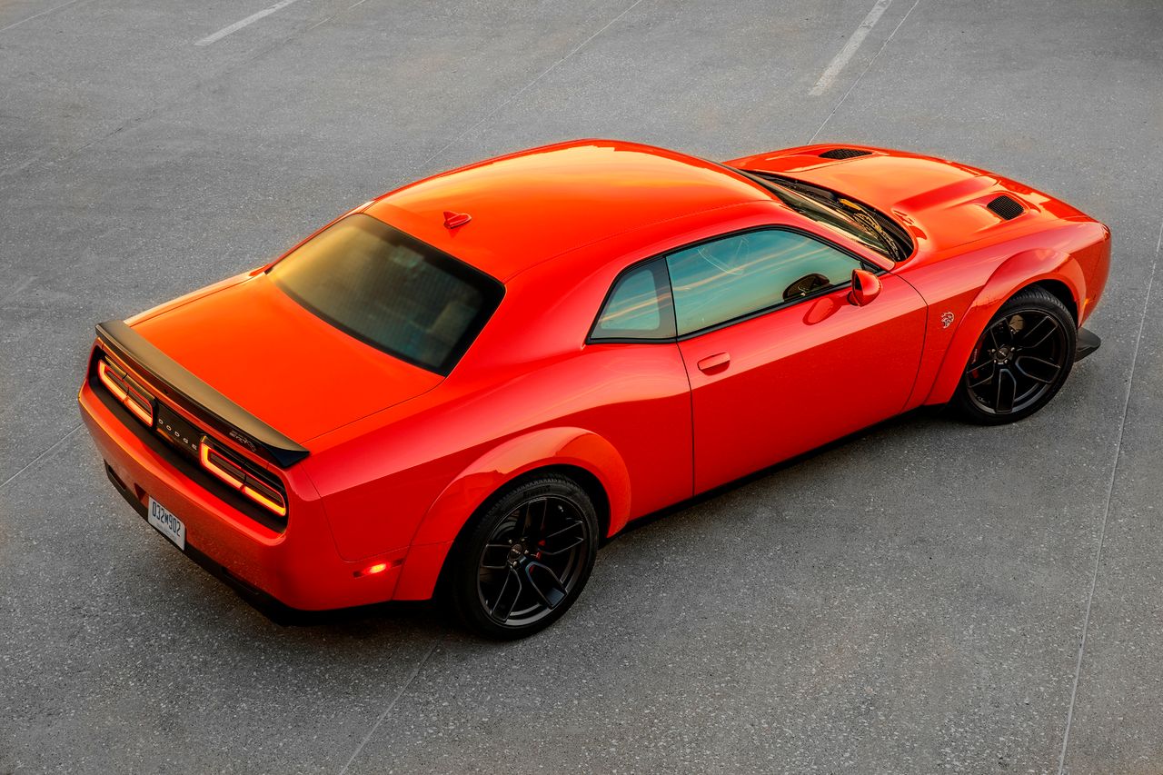 "Łysy" z kanału "Miłośnicy czterech kółek" ma nowe auto. To Dodge Challenger SRT Hellcat