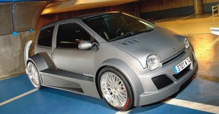 Renault Twingo z centralnie umieszczonym silnikiem V8!