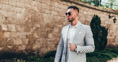 Męskie stylizacje na lato z koszulą - zainspiruj się!