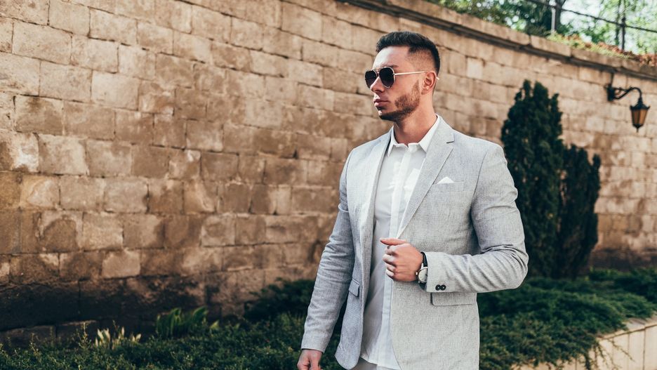 Męskie stylizacje z koszulą są eleganckie i modne.