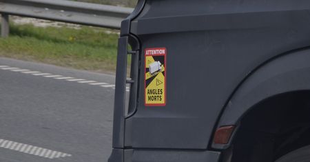 Rowerzysto, to zwłaszcza do ciebie. Pamiętaj o zasadzie martwej strefy