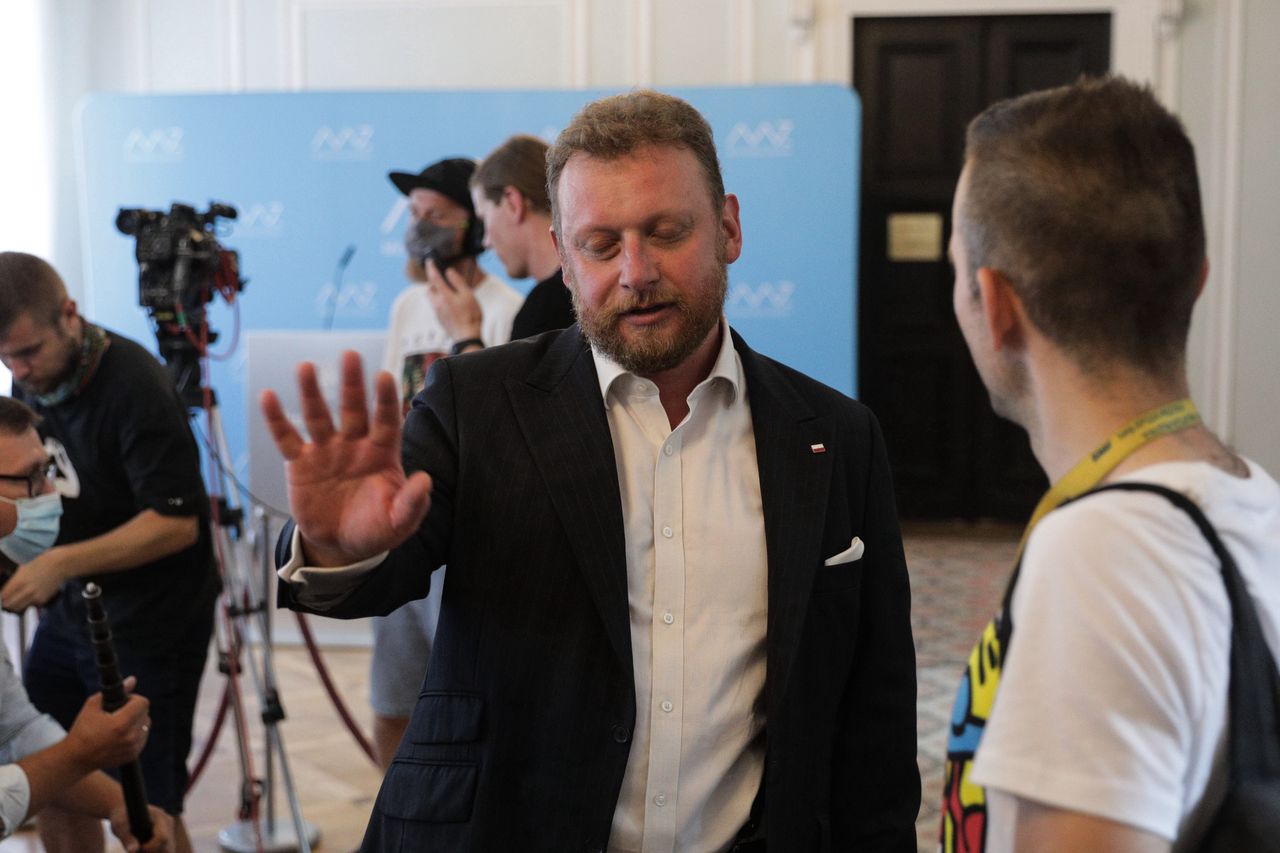 Łukasz Szumowski rozmawiał z dziennikarzami. Dariusz Joński przerwał konferencję