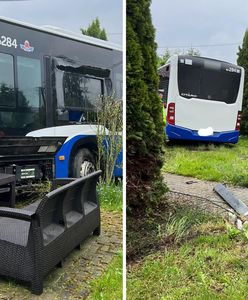 Autobus staranował ogrodzenie i wjechał do ogrodu. Jechało nim 12 osób