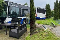 Autobus staranował ogrodzenie i wjechał do ogrodu. Jechało nim 12 osób